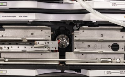 Direct connect guard cartridge connected to a 25 cm length analytical column. Even with this long geometry, the direct connect guard cartridge can still be connected to the column and fit inside a column oven ensuring thermal consistency. Image showing a Supelco® direct connect guard cartridge connected to a 25 cm length analytical column showcasing that the main and guard column fit together comfortably in the column oven and all metal parts of the set up do have contact to the heating elements ensuring reliable thermal conductivity.