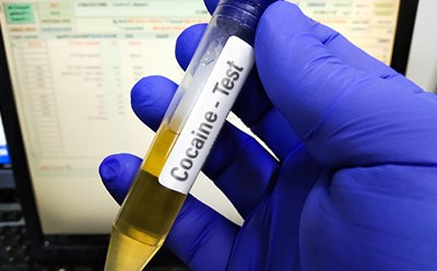 Amostra em tubo de ensaio para coca&iacute;na