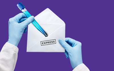 Tubo de ensaio sendo colocado em envelope de correspond&ecirc;ncia