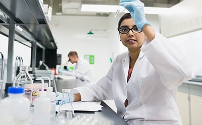 Cientista examinando tubo de ensaio no laborat&oacute;rio