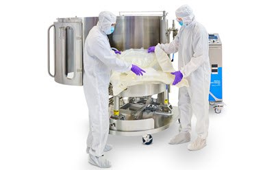 Mobius® ADC reactor Operators inflating a bag in a Mobius® ADC reactor