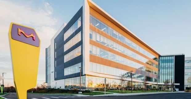 Building on the Burlington, Massachusetts, USA site 모퉁이에 5층짜리 건물이 있고 왼편에 MilliporeSigma 표지판이 있습니다. 해당 현장은 미국 매사추세츠주 벌링턴에 소재합니다.