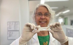Samira B&uuml;hrer 박사가 보안경, 장갑을 착용하고서 한센병을 위한 신속 검사기를 들고 있습니다.