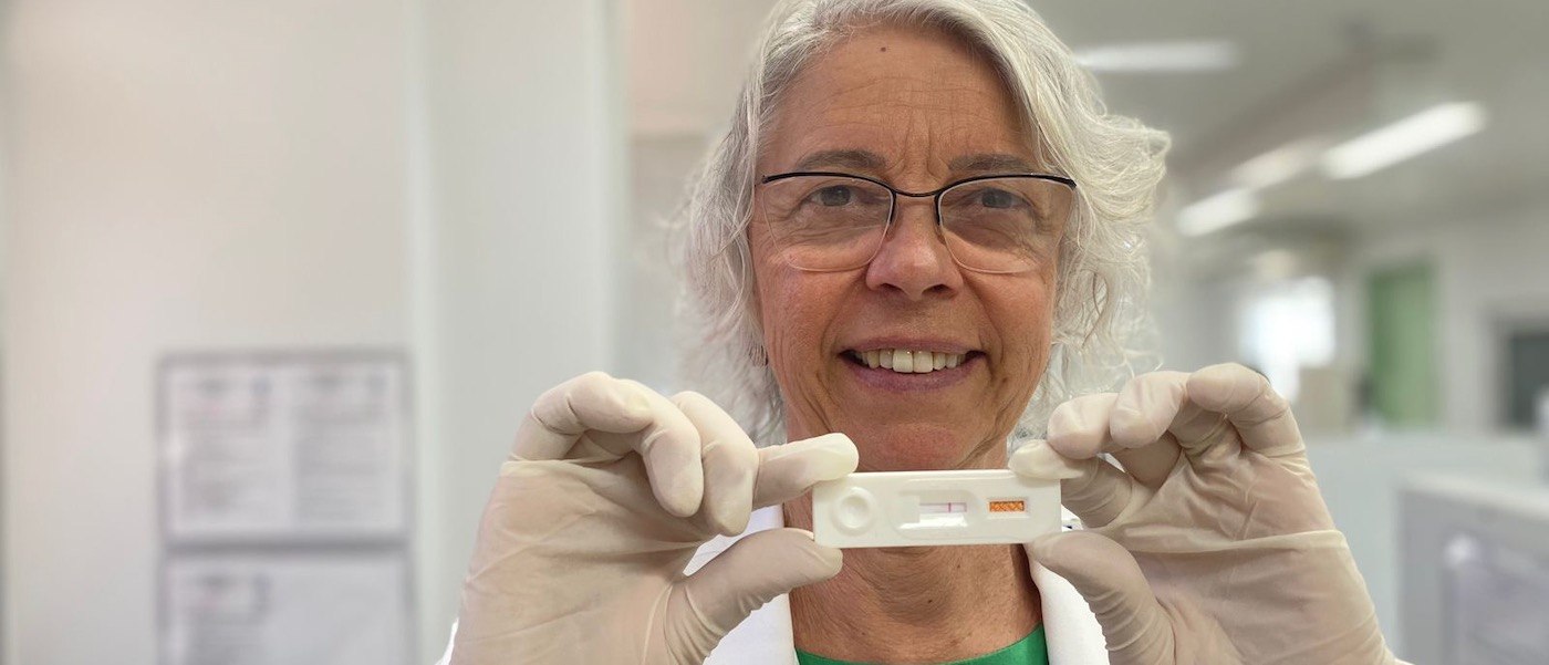 Dr Samira Bührer nosi okulary, rękawiczki i trzyma szybki test na chorobę Hansena.   ------------ 