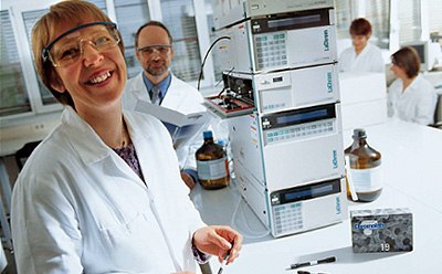 Dr. Karin Cabrera, Dieter Lubda and their team with “their” Chromolith<sup>®</sup> separation columns. Source: 100 years of chromatography at MilliporeSigma Dr. Karin Cabrera, Dieter Lubda and their team with “their” Chromolith<sup>®</sup> separation columns. Source: 100 years of chromatography at MilliporeSigma