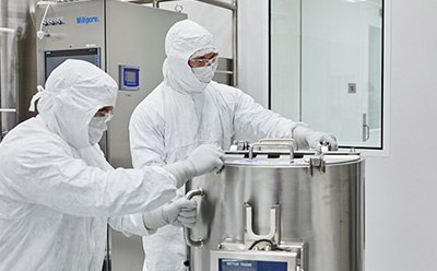Lentivirus Platform Two manufacturing operators in PPE operate a 200L single-use bioreactor during lentivirus production