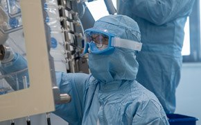Late Clinical and Commercial Offering Two operators in personal protective equipment installing or setting up the Smart Flexware® Assemblies on the Mobius® FlexReady System for TFF