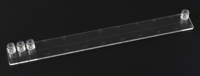 Cross-shaped channel chip - 50 &#956;m channel (extended size platform &#921;&#921;) Fluidic 189, Cyclic Olefin Copolymer (COC) with Luer Interface